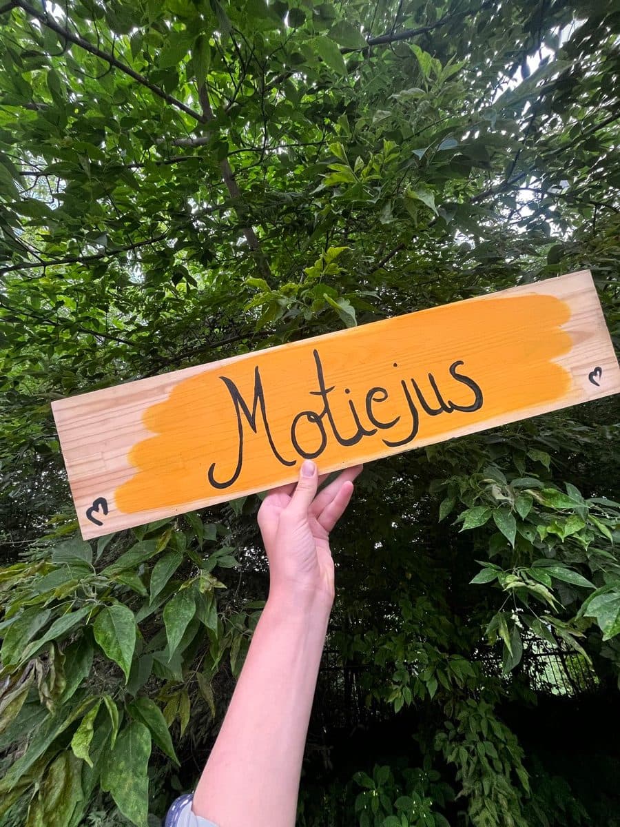 Medinė vardo lentelė „Motiejus“ Obuolyno sode